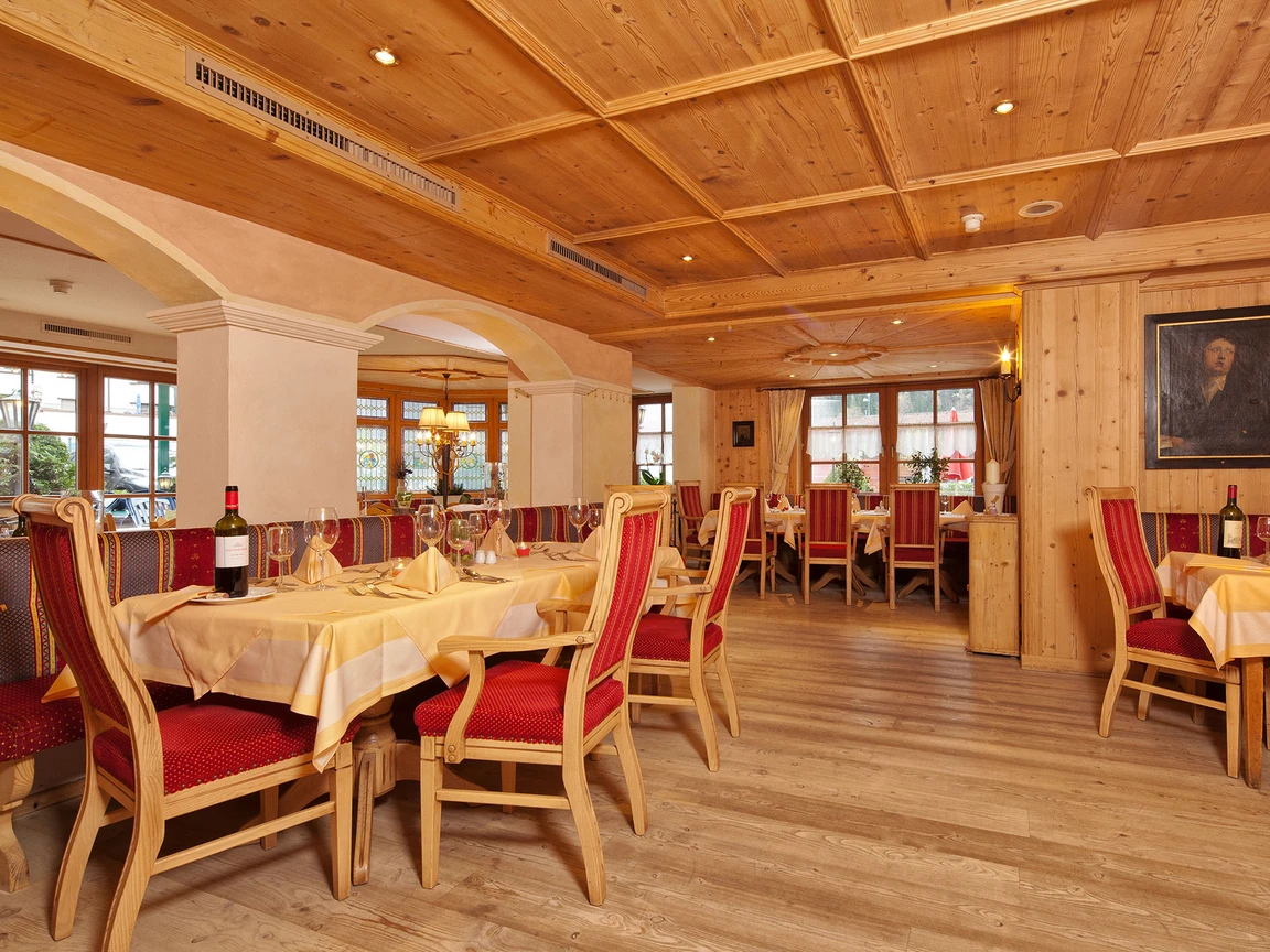 [Translate to English:] Speisesaal im Posthotel Kassl in Oetz
