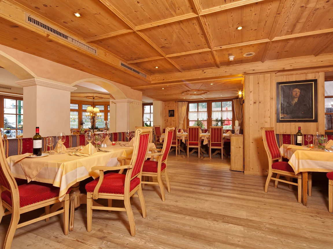 [Translate to Italienisch:] Speisesaal im Posthotel Kassl in Oetz