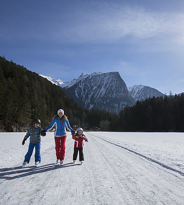 mit der Familie Eislaufen in Oetz im Ötztal
