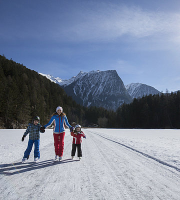 [Translate to Italienisch:] mit der Familie Eislaufen in Oetz im Ötztal