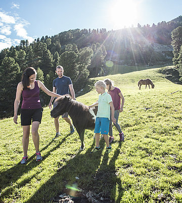 [Translate to Italienisch:] Familienwanderungen in Oetz