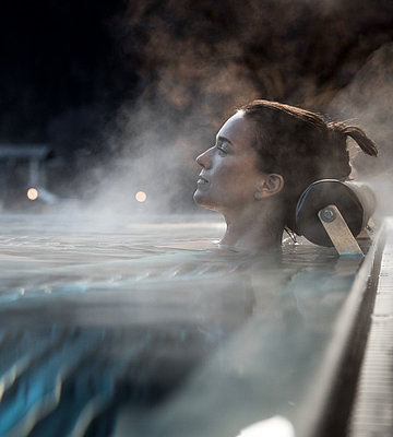 [Translate to Italienisch:] Ruhe und entspannung im Outdoor Pool in Oetz