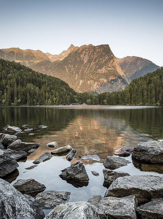 Der Piburgersee mit dem Acherkogel im Hintergrund