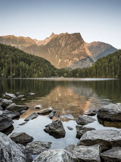 Parco naturale Ötztal Il lago di Piburg con il monte Acherkogel
