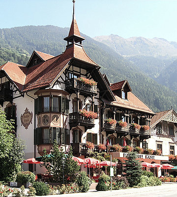 Historische Fassade des Posthotel Kassl in Oetz