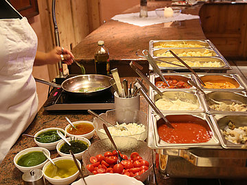 [Translate to Italienisch:] Buffet im ötztal im Posthotel Kassl