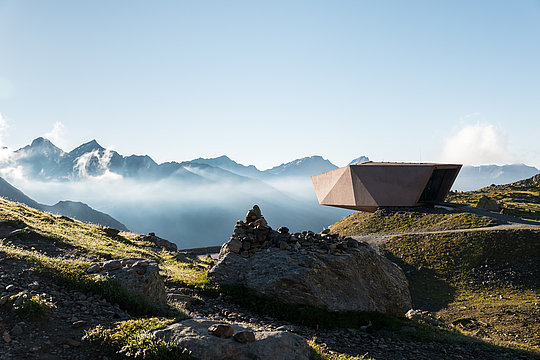 Das Timmelsjoch Museum mit Blick nach Südtirol